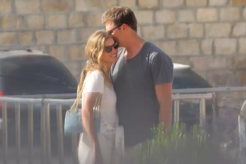 Exclusif - Prix Spécial - Gisele Bundchen et son mari Tom Brady se promènent en amoureux dans les rues de Saint-Tropez