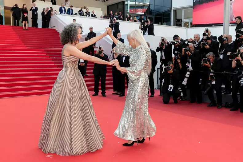 Helen Mirren și Andie MacDowell, Festivalul de Film de la Cannes, la Palais des Festivals, pe 27 mai 2022