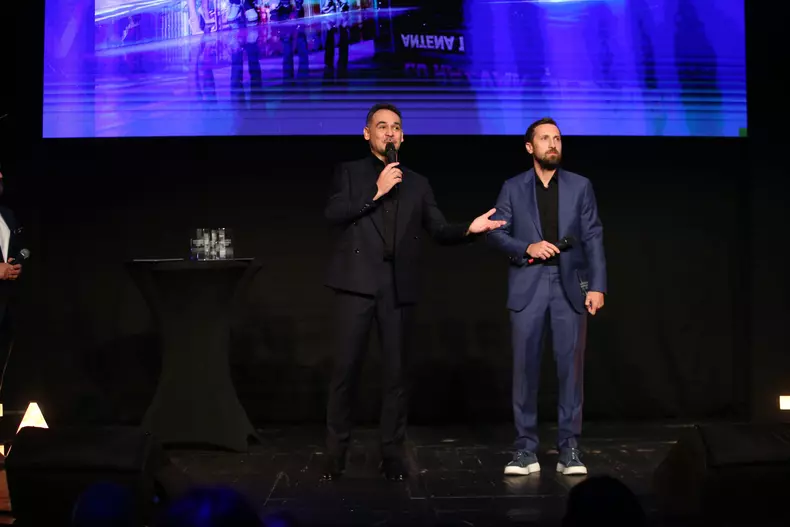 Cum arătau Răzvan și Dani acum 12 ani. Matinalii de la Antena 1 au câștigat premiul TVMania 2022 pentru „Cea mai bună emisiune de divertisment de zi”