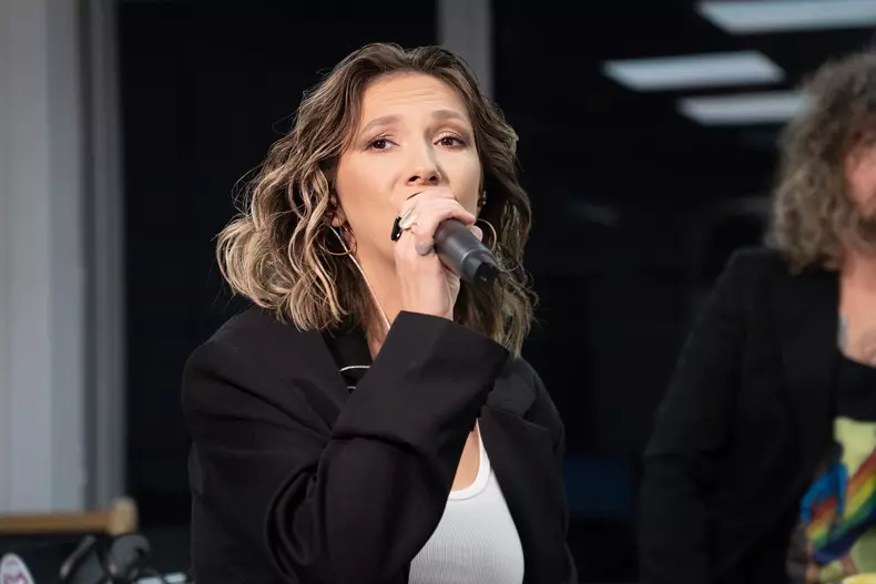 adela-popescu-a-revenit-la-cariera-muzicala-cine-este-artistul-alaturi-de-care-a-lansat-o-noua-melodie-3