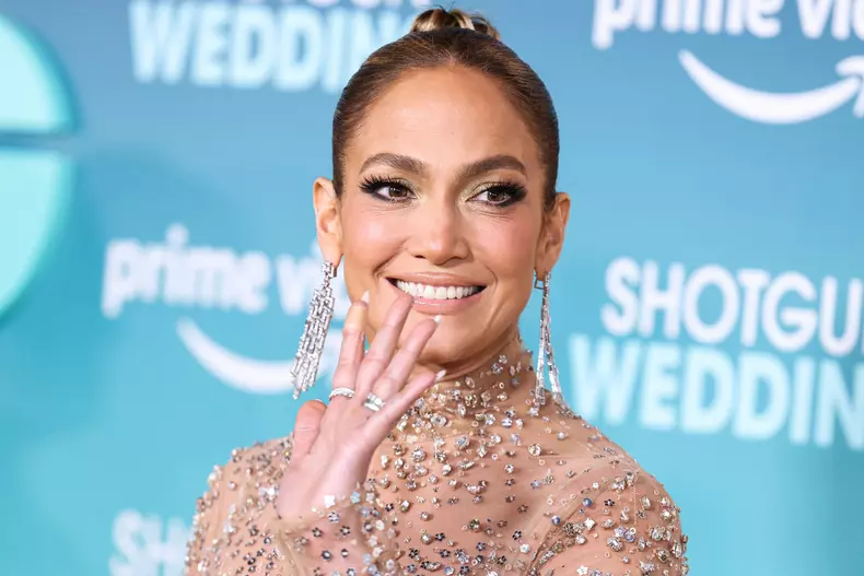Jennifer Lopez, ravisantă la premiera din Los Angeles a filmului „Shotgun Wedding”