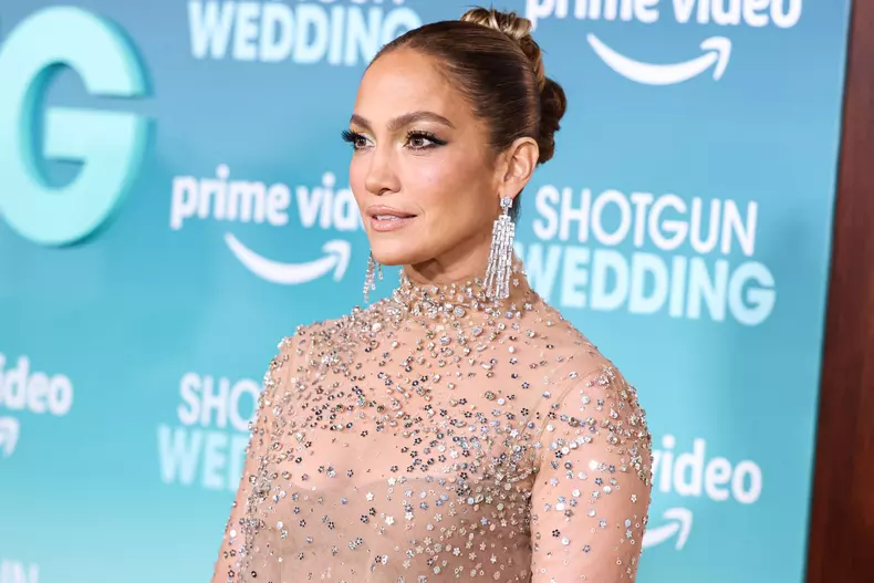 Jennifer Lopez, ravisantă la premiera din Los Angeles a filmului „Shotgun Wedding”