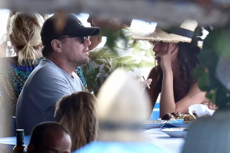 *PREMIUM-EXCLUSIVE* MUST CALL FOR PRICING BEFORE USAGE - Hollywood star Leonardo DiCaprio shares an intimate moment with Argentine girlfriend Camila Morrone while on vacation in Italy.