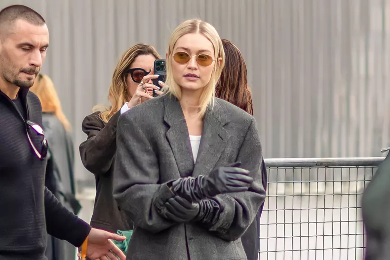 Gigi Hadid à la sortie du défilé Prada prêt-à-porter automne-hiver 2023/2024 lors de la Fashion Week de Milan (MFW)
