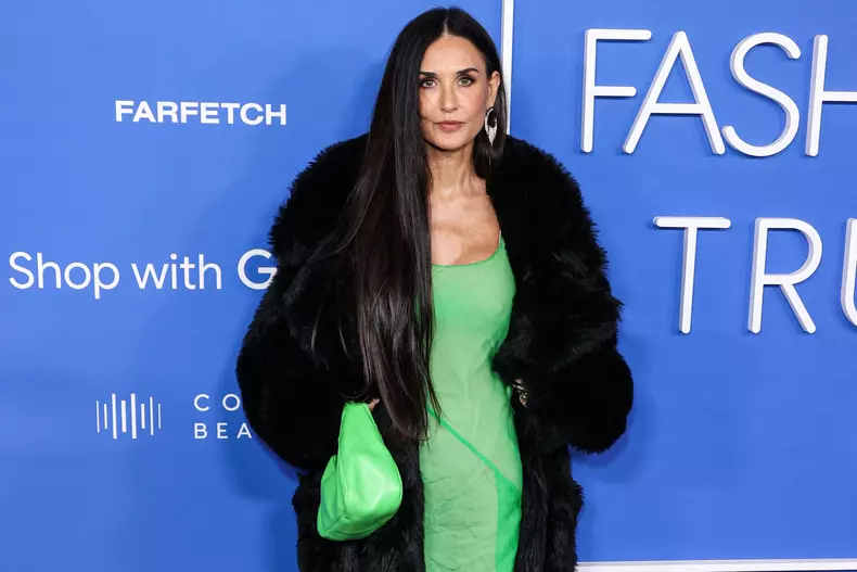 Cum arată Demi Moore în costum de baie la 60 de ani. Cine a însoțit-o pe plajă