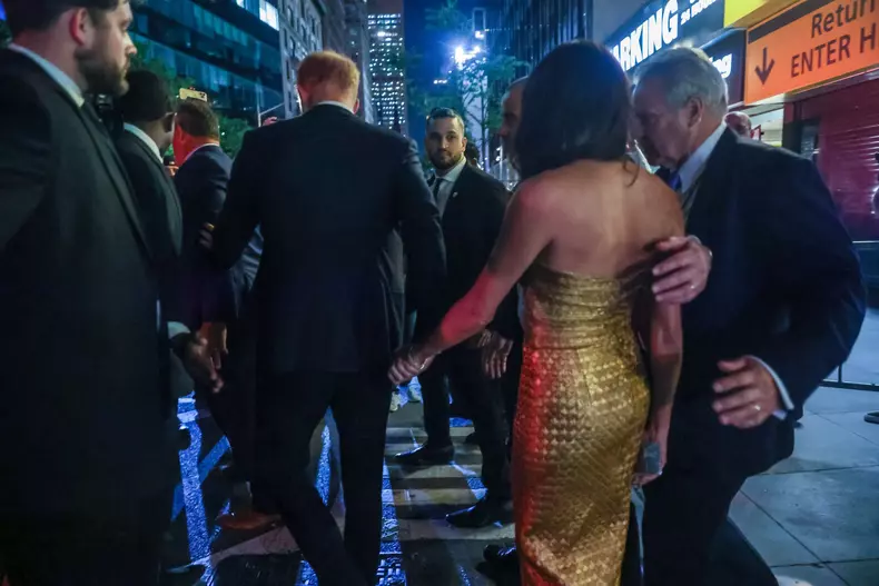 Meghan Markle, apariție uluitoare la Women of Vision Awards. Cu cine a apărut pe covorul roșu
