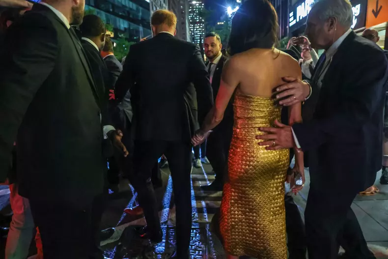 Meghan Markle, apariție uluitoare la Women of Vision Awards. Cu cine a apărut pe covorul roșu