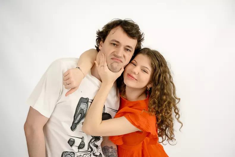 Ana Maria Turcu şi Răzvan Krem Alexe se alătură distribuției serialului „Lasă-mă, îmi place! Camera 609”. Primele declarații