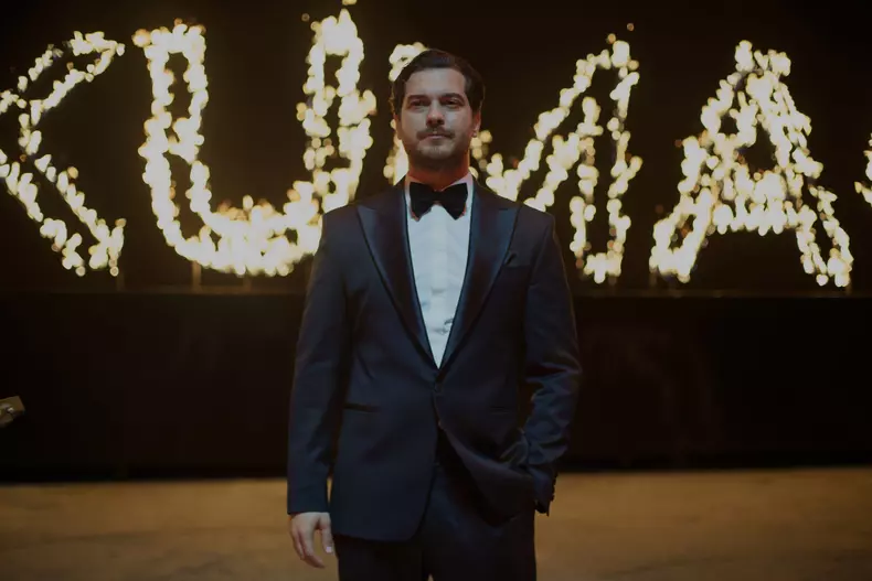 Când revine Çağatay Ulusoy la Netflix cu sezonul 3 din „Tânărul croitor”
