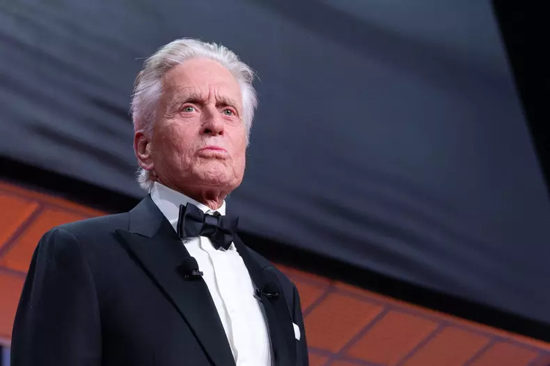 Michael Douglas candidează la titlul de Cel mai sexy bunic în viață