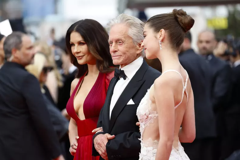 Michael Douglas candidează la titlul de Cel mai sexy bunic în viață