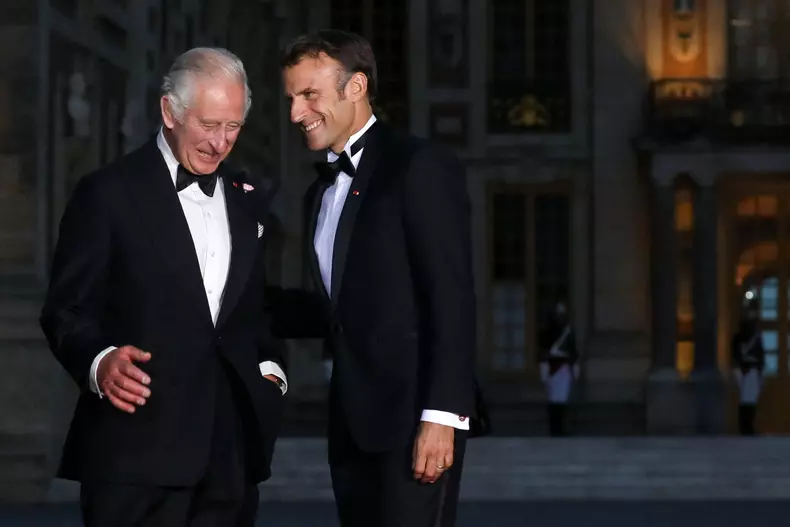 Regele Charles, discurs în onoarea părinților lui, la Palatul Versailles. Camilla a avut o apariție strălucitoare
