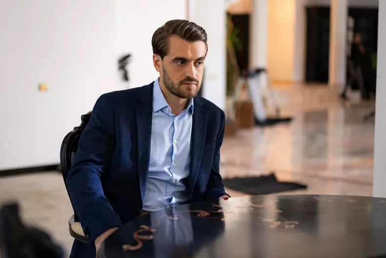 Cătălin Coşarcă joacă în serialul Lasă-mă, îmi place! Camera 609. Ce personaj interpretează (2)