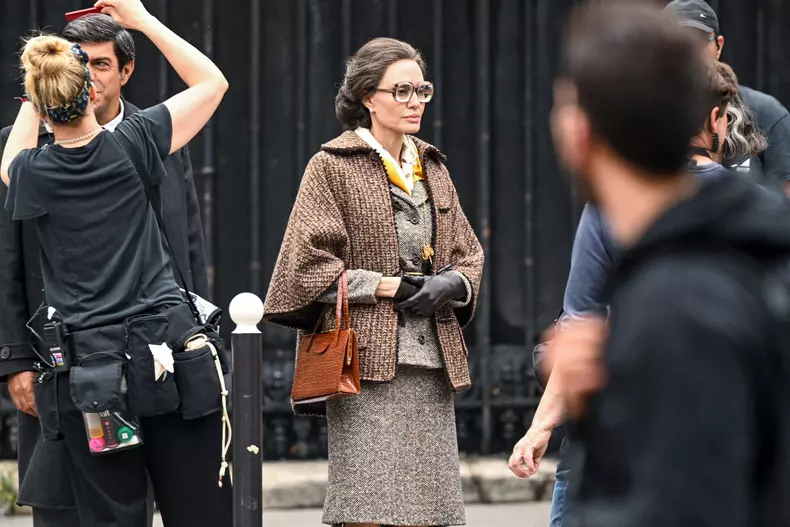 Angelina Jolie, împreună cu băieții ei, la filmările pentru „Maria”. Cum o ajută Maddox și Pax pe mama lor