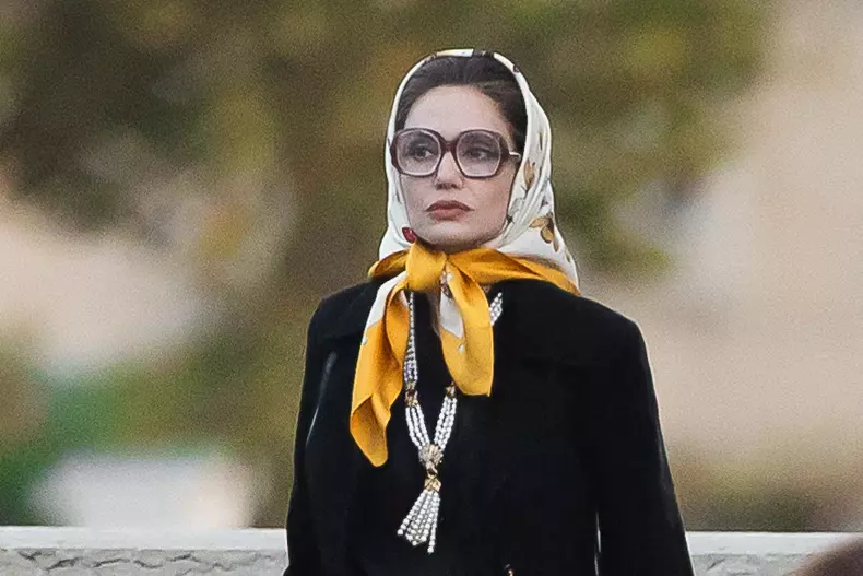 Angelina Jolie, împreună cu băieții ei, la filmările pentru „Maria”. Cum o ajută Maddox și Pax pe mama lor