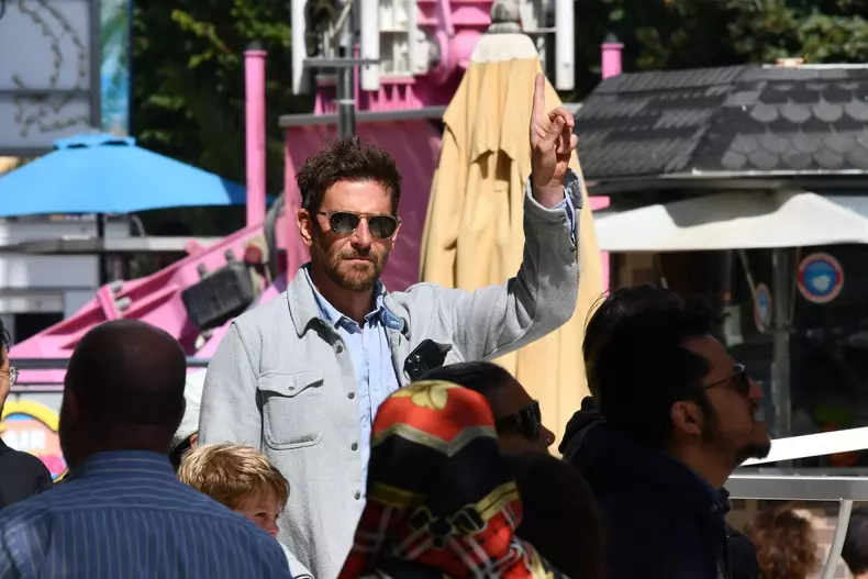 Bradley Cooper, surprins cu fiica sa Lea de Seine în Paris