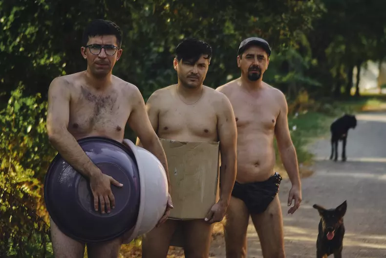 Imagini de la filmările „Bravo, tată!”. Liviu Vârciu, Răzvan Fodor, Cosmin Natanticu şi Ştefan Pavel, desculţi şi dezbrăcaţi, într-un sat (1)