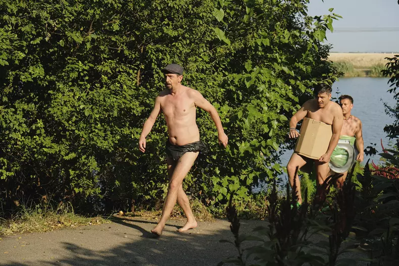 Imagini de la filmările „Bravo, tată!”. Liviu Vârciu, Răzvan Fodor, Cosmin Natanticu şi Ştefan Pavel, desculţi şi dezbrăcaţi, într-un sat (3)