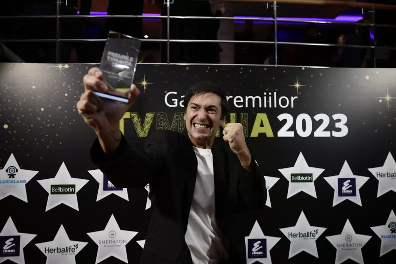 Radu Vâlcan, susținut de Adela Popescu, la Premiile TVmania 2023