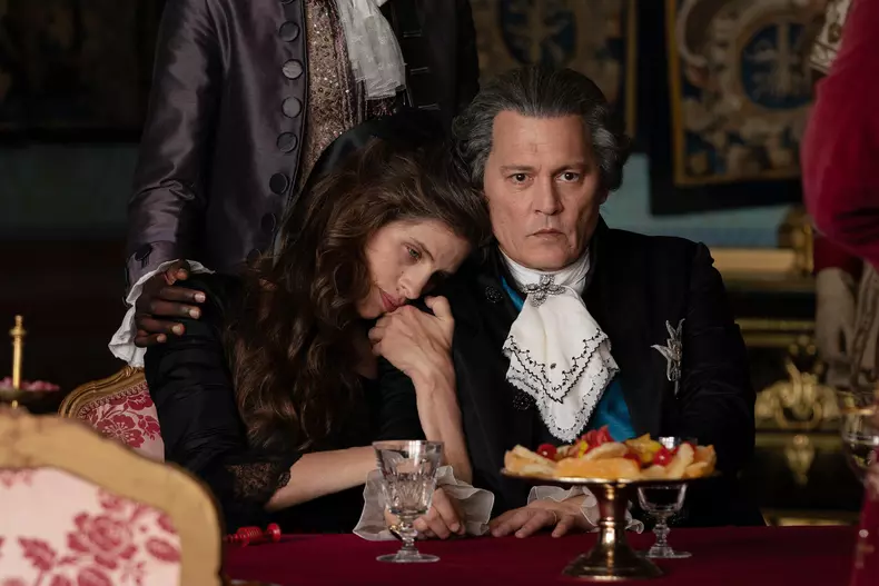 johnny-depp-si-maiwenn-in-jeanne-du-barry-foto-2-_stephanie_branchu_-_why_not_productions