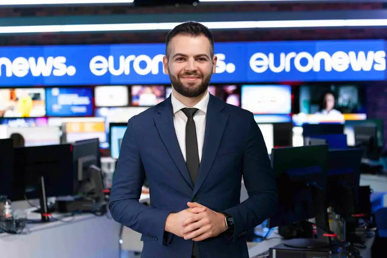 Radu Hanganut prezintă matinalul „Bună dimineața, România!”, la Euronews România