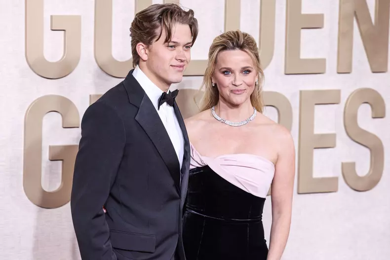 Reese Witherspoon, împreună cu fiul ei la Globurile de Aur 2024