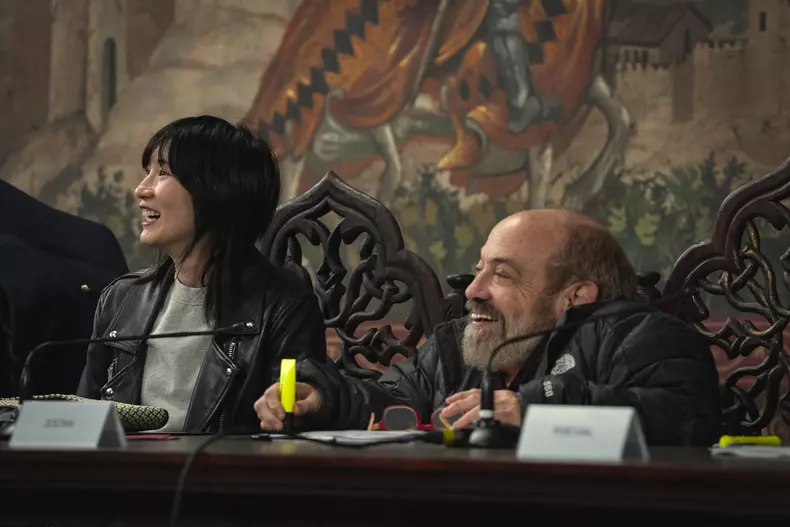 The Witcher - actoryy citesc scenariul pentru sezonul 4 (3)