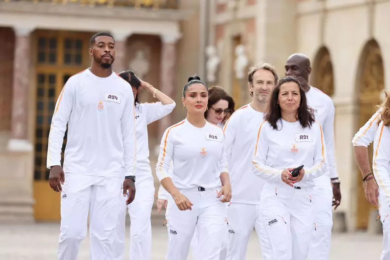 Salma Hayek et Patrick Bruel portent la flamme olympique des Jeux Olympiques de Paris 2024 (JO) au château de Versailles
