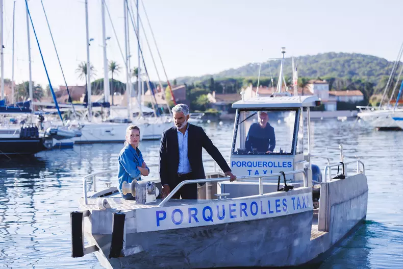 2021 - FRANCE TV - 24 MAI Production -  Meurtres à Porquerolles - 18eme J/21 - Réalisé par Delphine LEMOINE