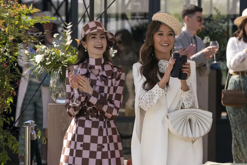 Lily Collins și Ashley Park în cele mai noi episoade din „Emily în Paris”