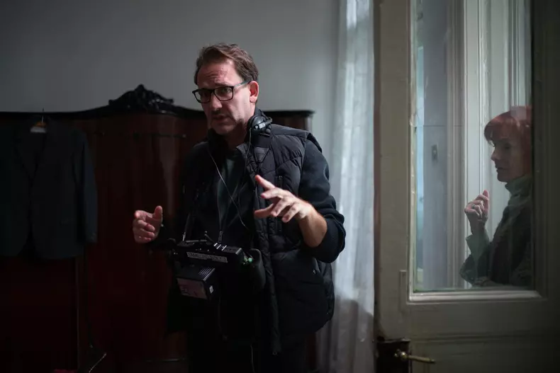 Regizorul Bogdan Mureșanu filmând „Anul Nou care n-a fost” - Foto Matei Bumbuț