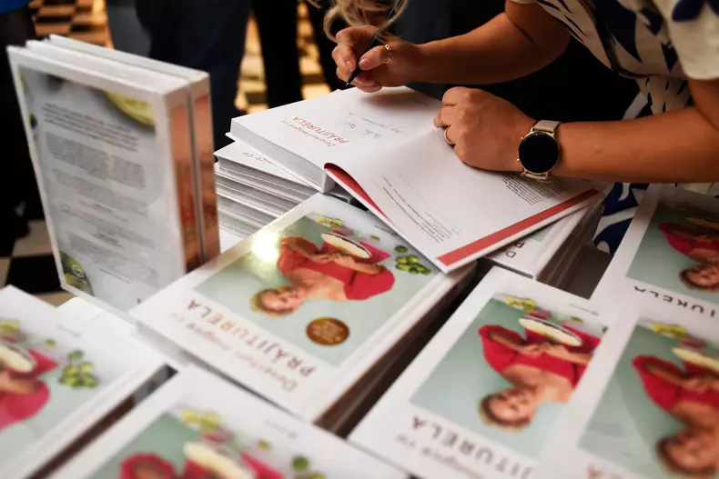 Prăjiturela a lansat prima sa carte de gătit, „Deserturi magice cu Prăjiturela” „Fiecare rețetă este o poveste!” (4)