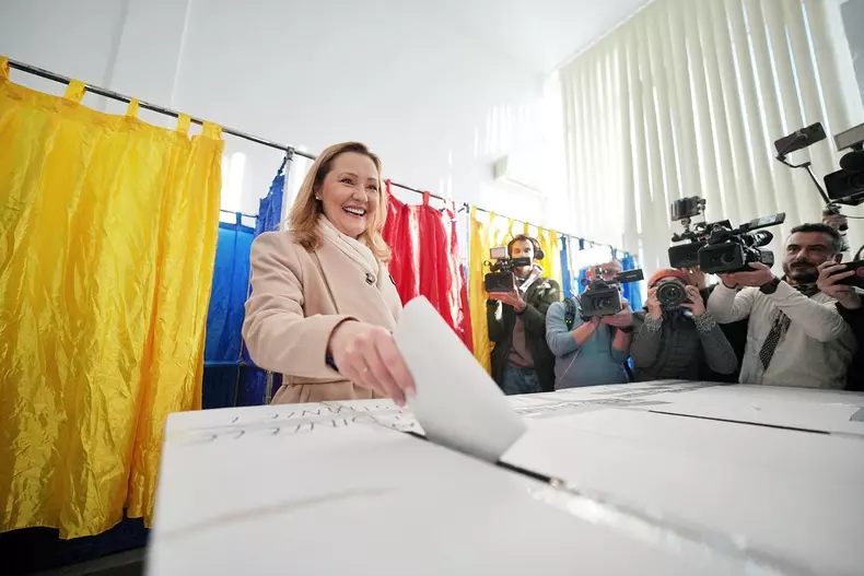 Elena Lasconi, in ziua alegerile prezidentiale de pe 24 noiembrie 2024 (4)