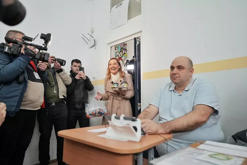 Elena Lasconi, in ziua alegerile prezidentiale de pe 24 noiembrie 2024 (6)