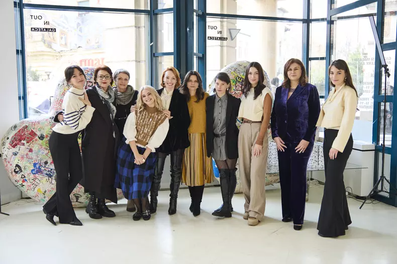 De la stanga la dreapta - Ana Udoriu, Mirela Opris╠ªor, Aura Ca╠åla╠åras╠ªu, Bianca Purca╠årea, Olimpia Melinte, Ma╠åda╠ålina Craiu, Crina Semciuc, Irina Artenii, Dr. Ruxandra Sinescu, Anda Sa╠érbei
