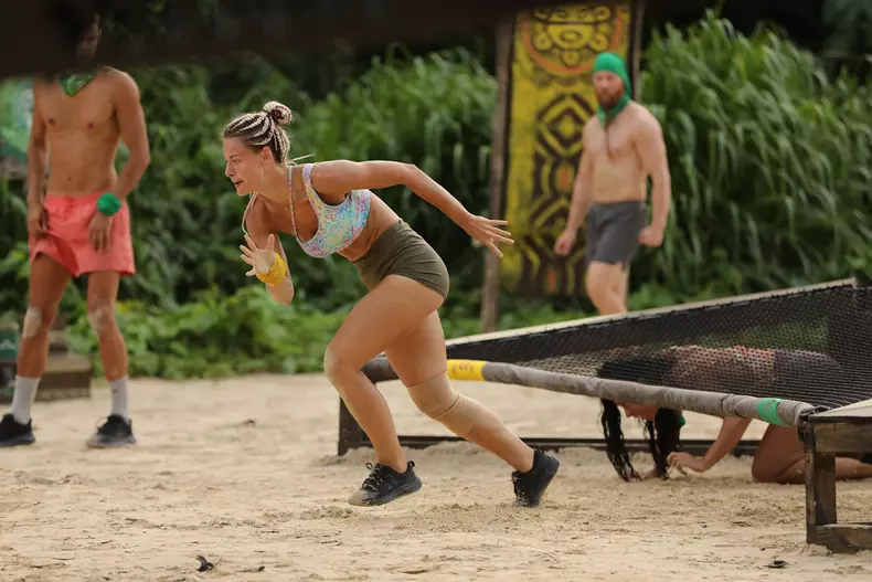 concurenta din echipa dragonilor Survivor Romania