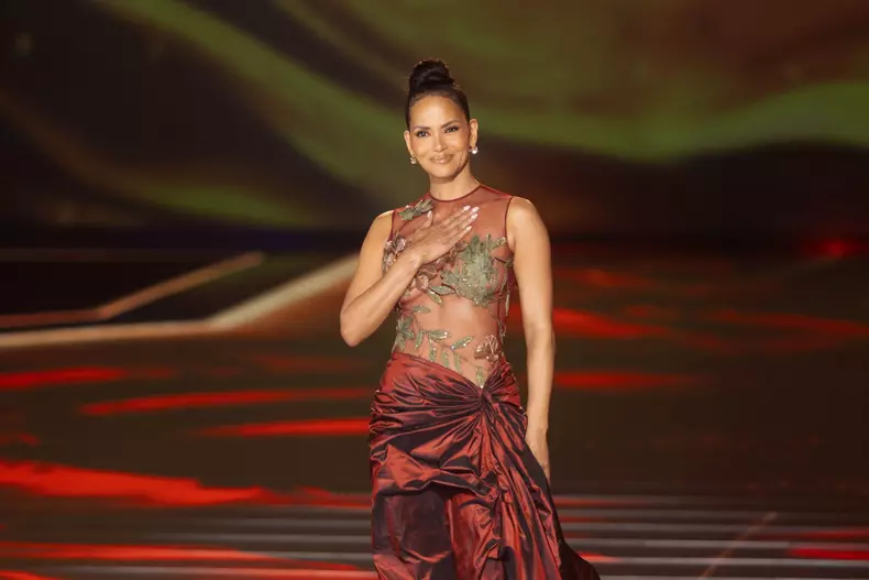 Halle Berry fait un passage sur la scène du défilé anniversaire Elie Saab "1001 Seasons of Elie Saab" à l'espace "The Venue" à Riyad, Arabie saoudite