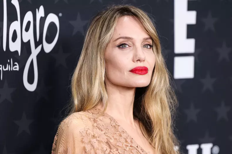 Angelina-jolie-a-slabit-prea-mult