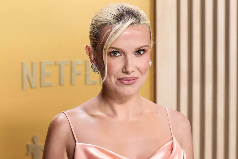 Millie-Bobby-Brown-turneul-de-promovare-pentru-filmul-netflix-Electric-State