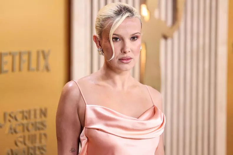 Millie-Bobby-Brown-turneul-de-promovare-pentru-filmul-netflix-Electric-State