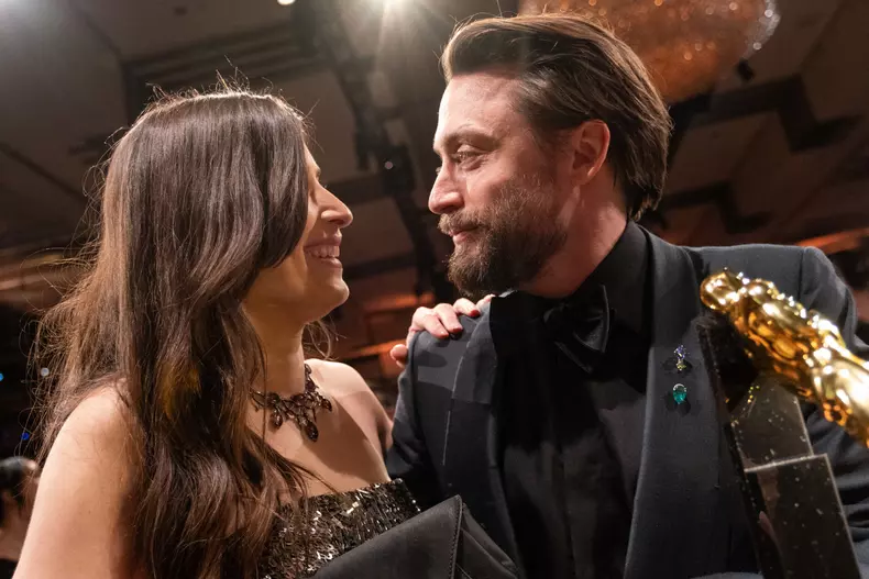 Povestea de dragoste a lui Kieran Culkin, spusă de soția sa