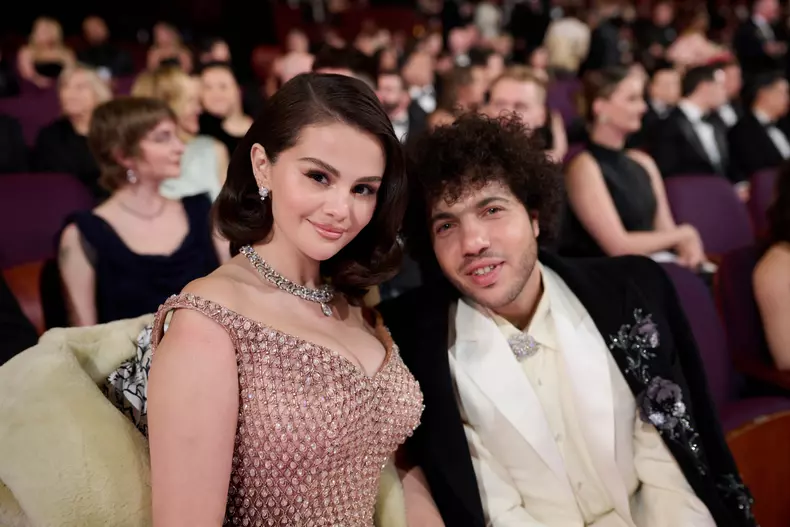 Selena-gomez-si-a-vandut-inelul-primit-de-la-logodnicul-ei-benny-blanco