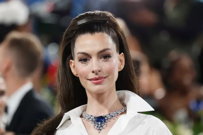 Anne Hathaway, superbă la Met Gala 2025