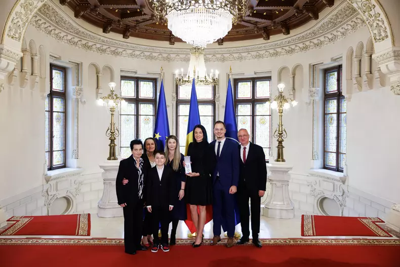 Cristina-Neagu-decorată-de-președintele-interimar-Ilie-Bolojan (2)