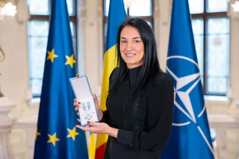 Cristina-Neagu-decorată-de-președintele-interimar-Ilie-Bolojan (4)