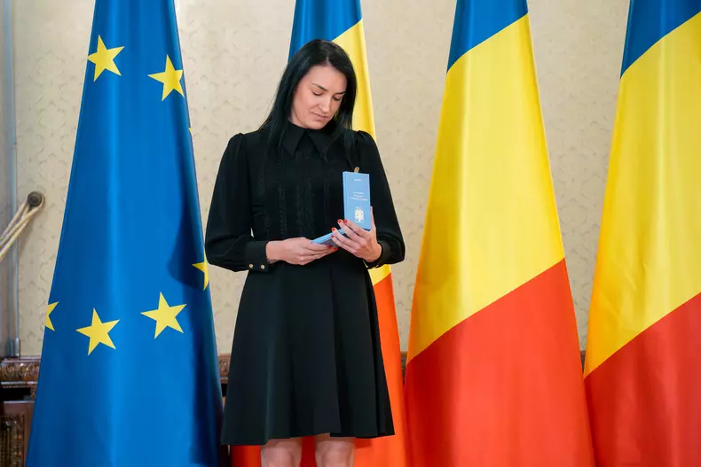 Cristina-Neagu-decorată-de-președintele-interimar-Ilie-Bolojan (7)