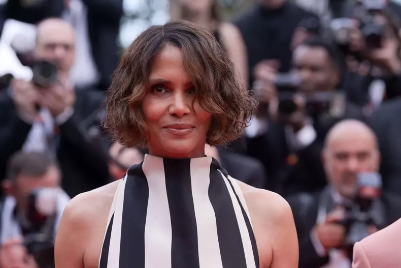 Montée des marches du film « Partir un jour » pour la cérémonie d’ouverture du 78ème Festival International du Film de Cannes, au Palais des Festivals à Cannes