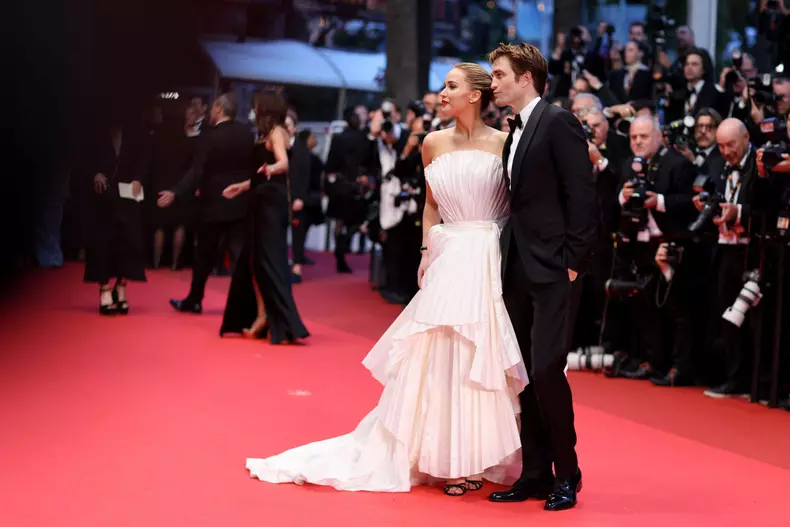 Jennifer Lawrence și Robert Pattinson, apariție amuzantă pe covorul roșu la Cannes 2025  