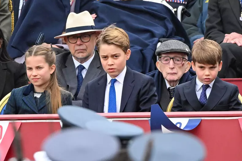 Prințul-Louis-a-furat-din-nou-atenția-la-debutul-evenimentelor-dedicate-Zilei-Victoriei-alături-de-familia-regală