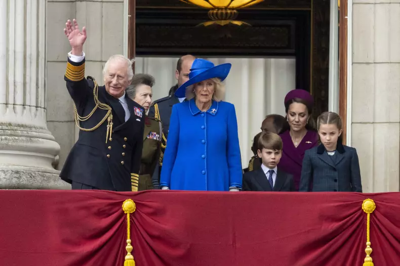 Prințul-Louis-a-furat-din-nou-atenția-la-debutul-evenimentelor-dedicate-Zilei-Victoriei-alături-de-familia-regală